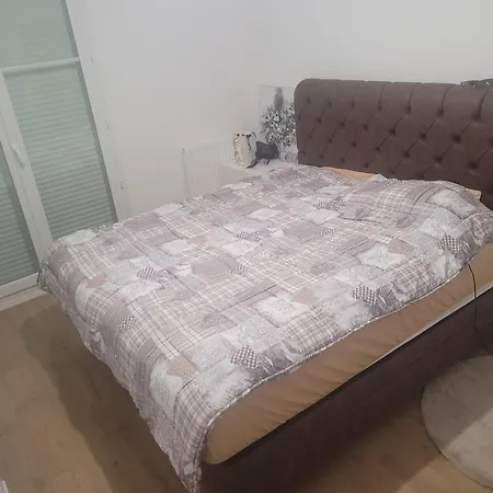 Apartament Privee , Dans Un 4 Pieces , Avec Sdb Privative *
