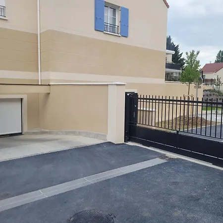 Apartament Privee , Dans Un 4 Pieces , Avec Sdb Privative *