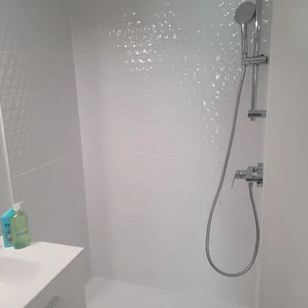Privee , Dans Un 4 Pieces , Avec Sdb Privative Apartmán