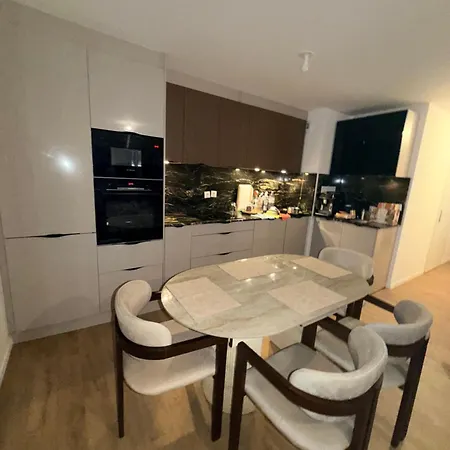 Apartament Privee , Dans Un 4 Pieces , Avec Sdb Privative