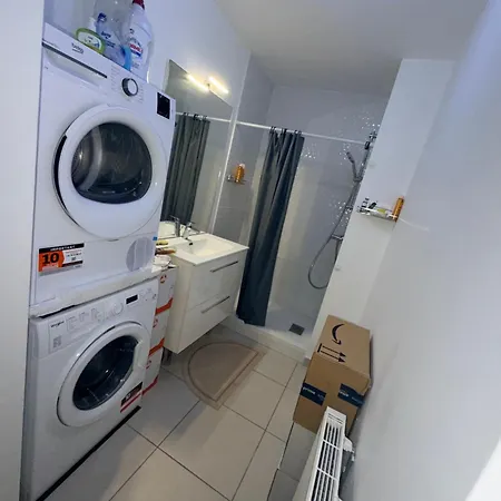 Apartament Privee , Dans Un 4 Pieces , Avec Sdb Privative *